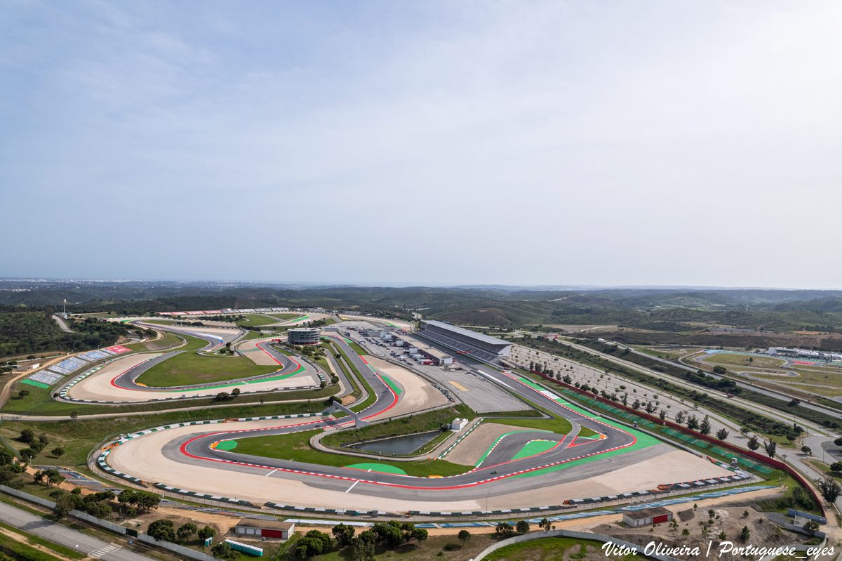 Race Resort, Hotel und Fahrerlager vor Ort — dahinter der Kurs
