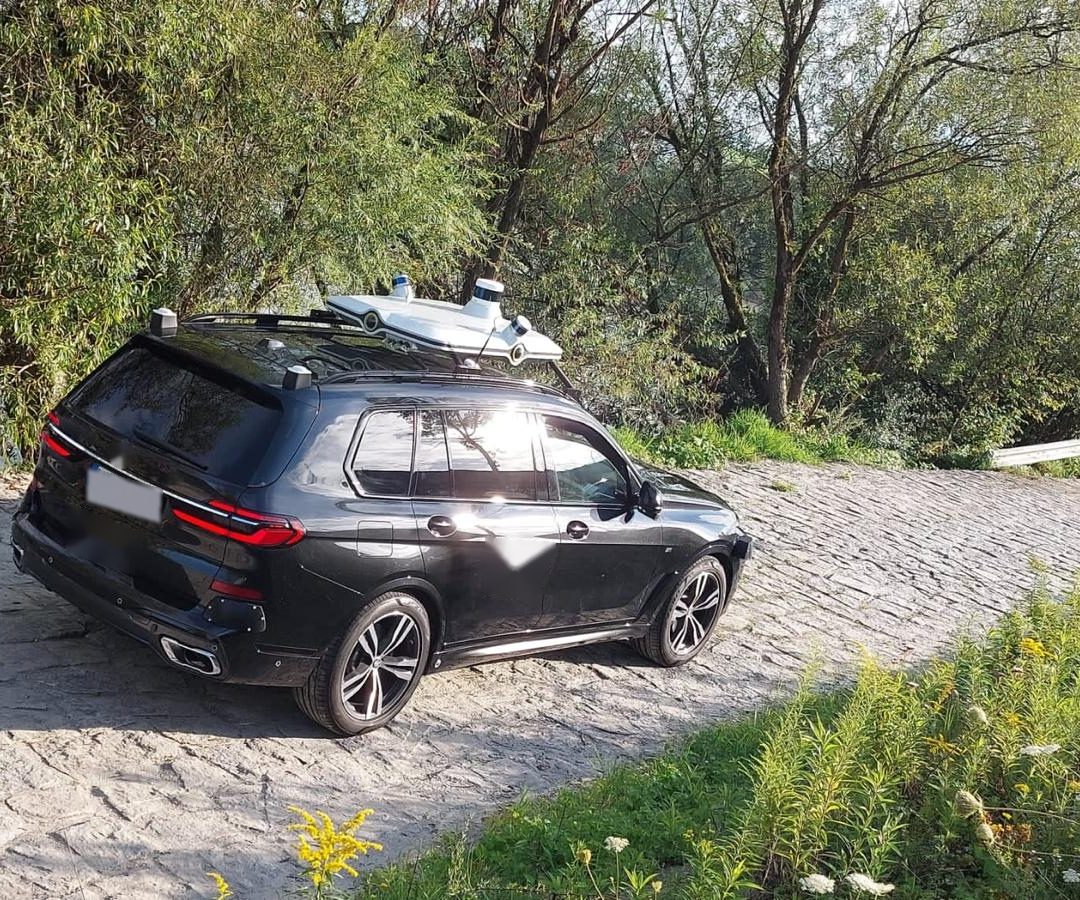 Sensorbestücktes SUV auf einer gepflasterten Uferrampe
