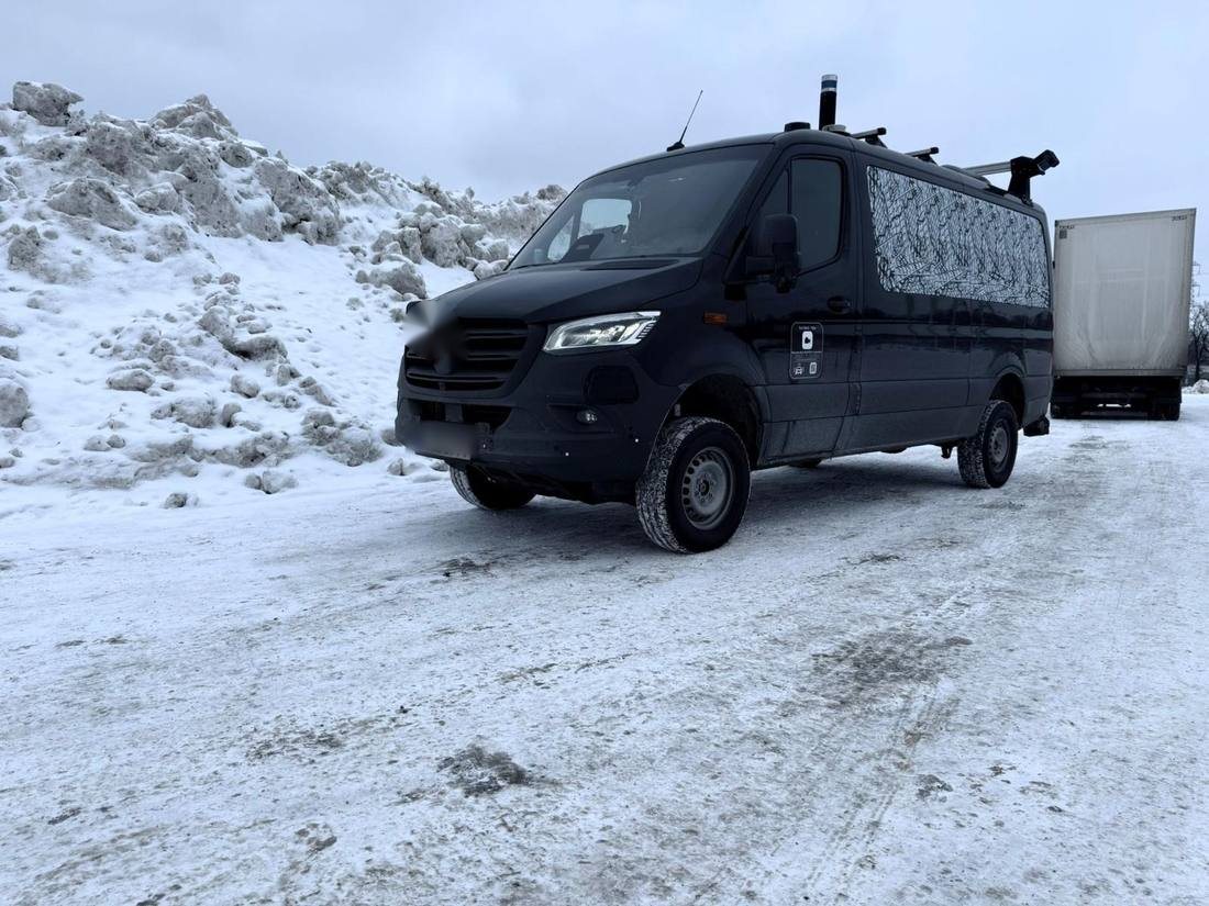 Transporter mit Sensor-Dachträger auf vereistem Platz