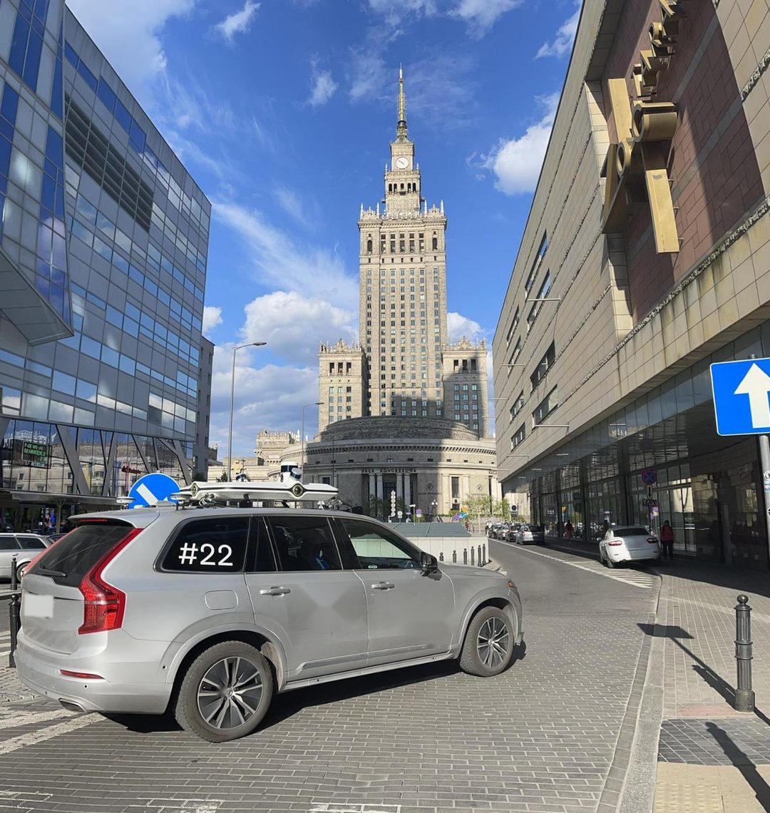 Sensorbestücktes SUV im Stadtverkehr